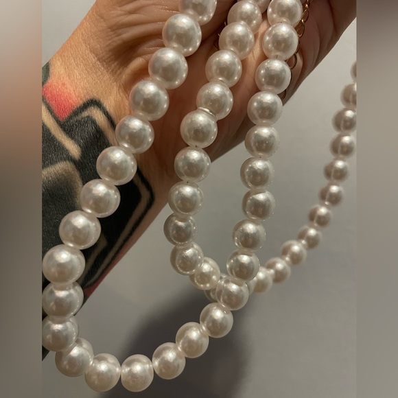 Brooches, Necklaces. - Picture 6 of 6